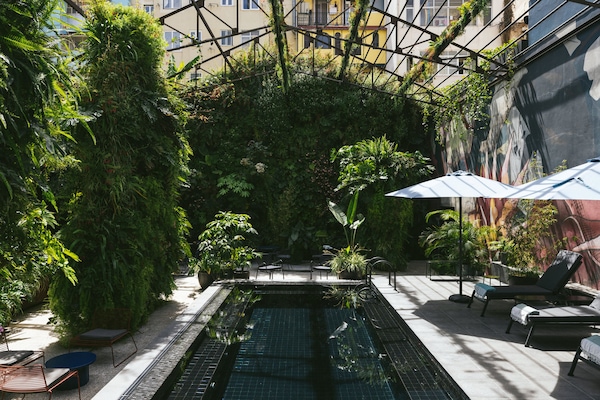 Ulkouima-allas, aurinkotuoleja