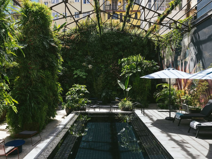 Kolam renang outdoor, dengan kursi berjemur