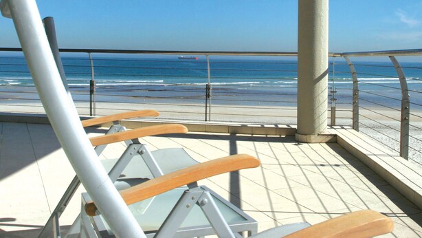 A beachside terrace with metal railings and a view of the ocean. - Sunstays Lagoon Beach (Cape Town)