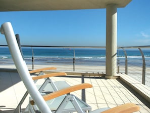 A beachside terrace with metal railings and a view of the ocean. - Sunstays Lagoon Beach (Cape Town)