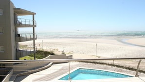 A pool area with a view of the beach and ocean. - Sunstays Lagoon Beach (Cape Town)