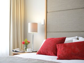 Deluxe Apartment, Sea View | 2 bedrooms, premium bedding, in-room safe, iron/ironing board - Sunstays Lagoon Beach (Cape Town)