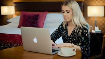 Hypo-allergenic bedding, in-room safe, iron/ironing board, free WiFi