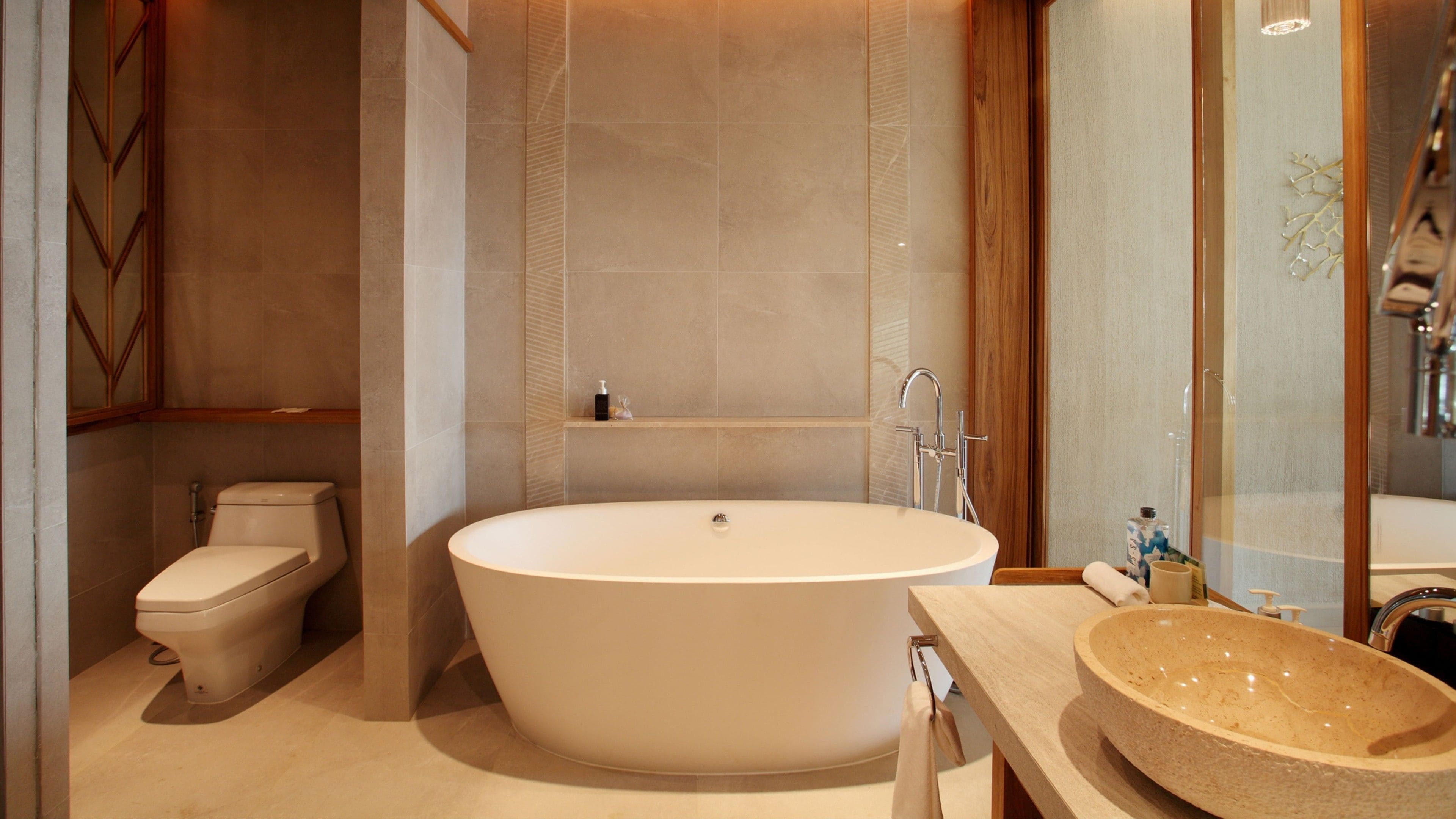 Ein modernes Badezimmer mit einer freistehenden Badewanne, einer Toilette und einem großen Waschbecken.