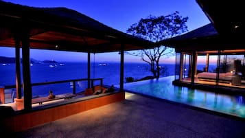 3 piscinas al aire libre, sombrillas, sillones reclinables de piscina