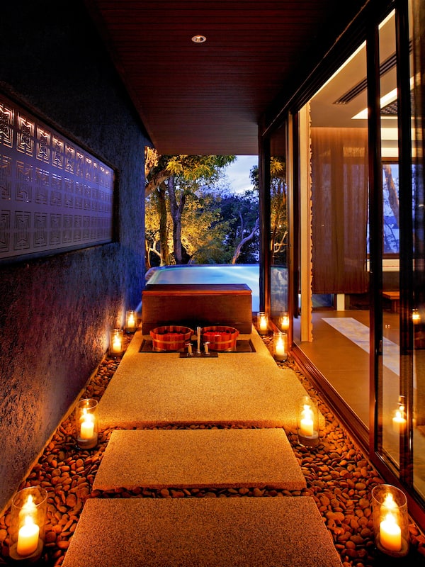 Salas de tratamiento para parejas, sauna y tina de hidromasaje