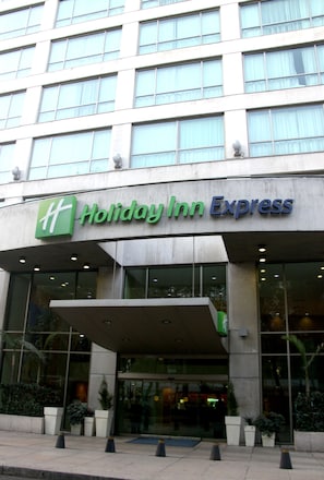 A Holiday Inn Express building with a modern facade, large windows, and a prominent entrance. - Holiday Inn Express Mexico Reforma by IHG (Mexico City)
