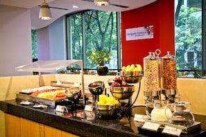 Free continental breakfast on weekdays