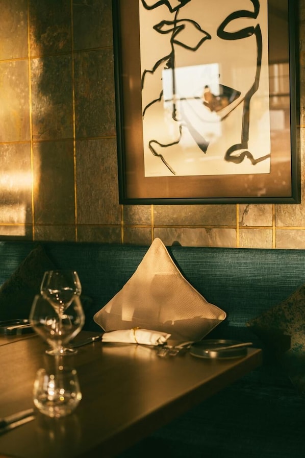 3 restaurants, breakfast, lunch, dinner served; international cuisine