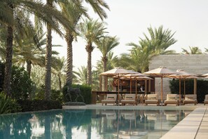 Outdoor pool, pool umbrellas, sun loungers - Meliá Desert Palm Member of Meliá Collection (Dubai)