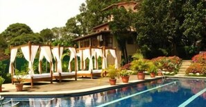 2 kolam renang terbuka, payung kolam