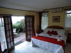 Executive kamer, 1 kingsize bed | Donsdekens, een minibar, een kluis op de kamer, geluiddichte muren