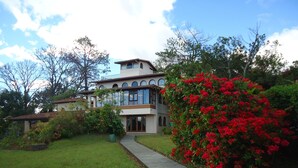 A two-story house with a garden pathway leading to the entrance. - La Catalina Hotel and Suites (Jesús)