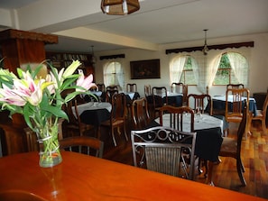Lobby sitting area - La Catalina Hotel and Suites (Jesús)
