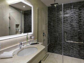 Minibar, in-room safe, desk, blackout curtains - Mövenpick Hotel Qassim (Buraydah)