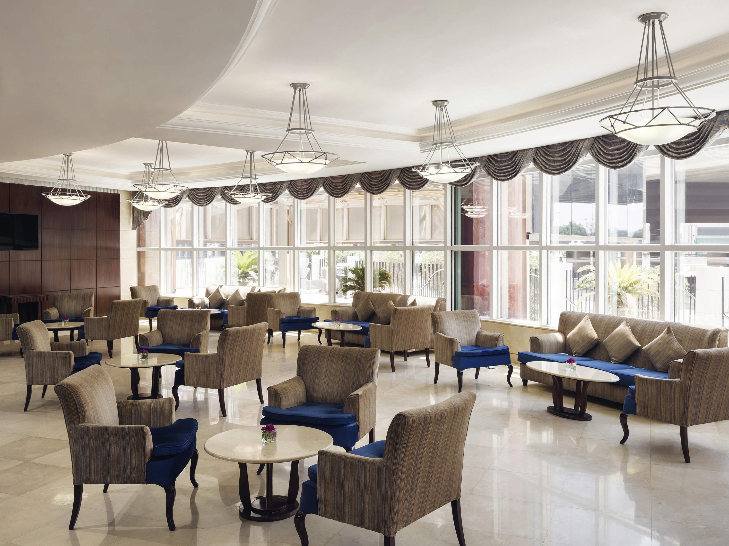 供應早餐、午餐和晚餐，國際料理