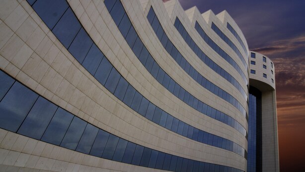 Un bâtiment moderne doté d’une façade incurvée et de grandes fenêtres.