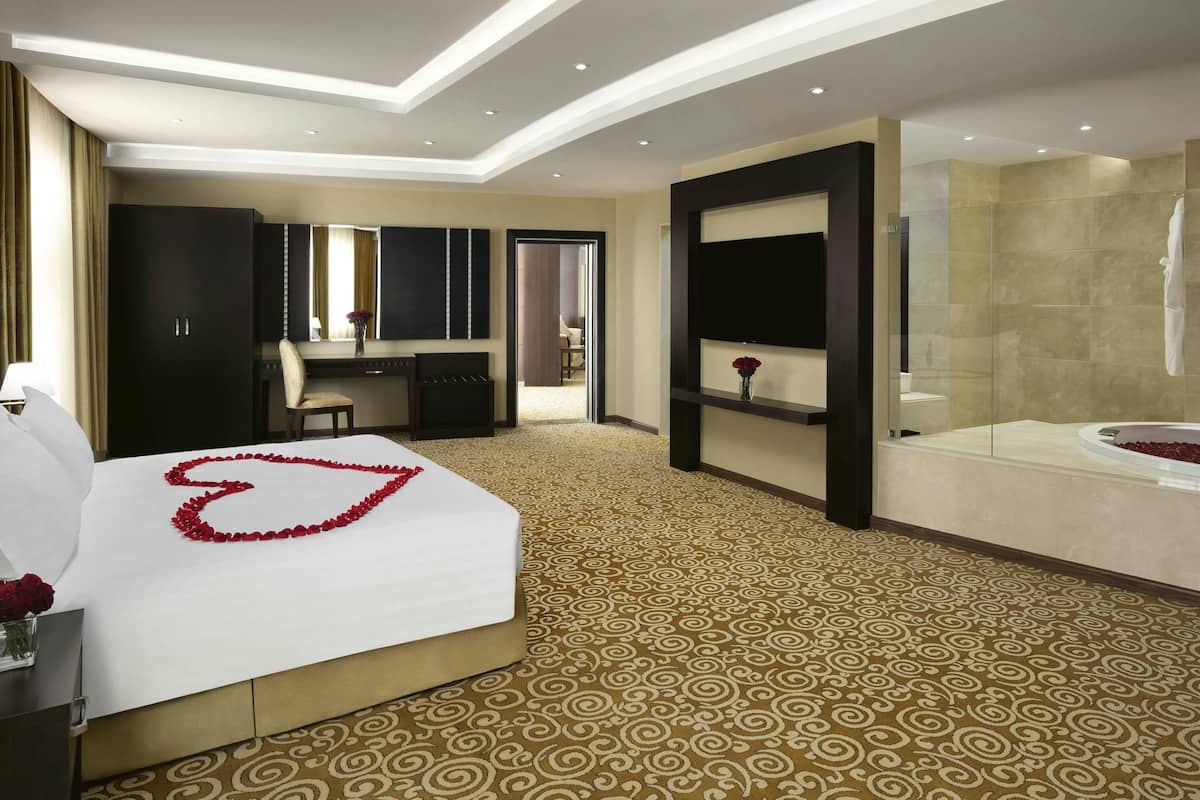 Suite, 1 King Bed | Minibar, in-room safe, desk, blackout drapes