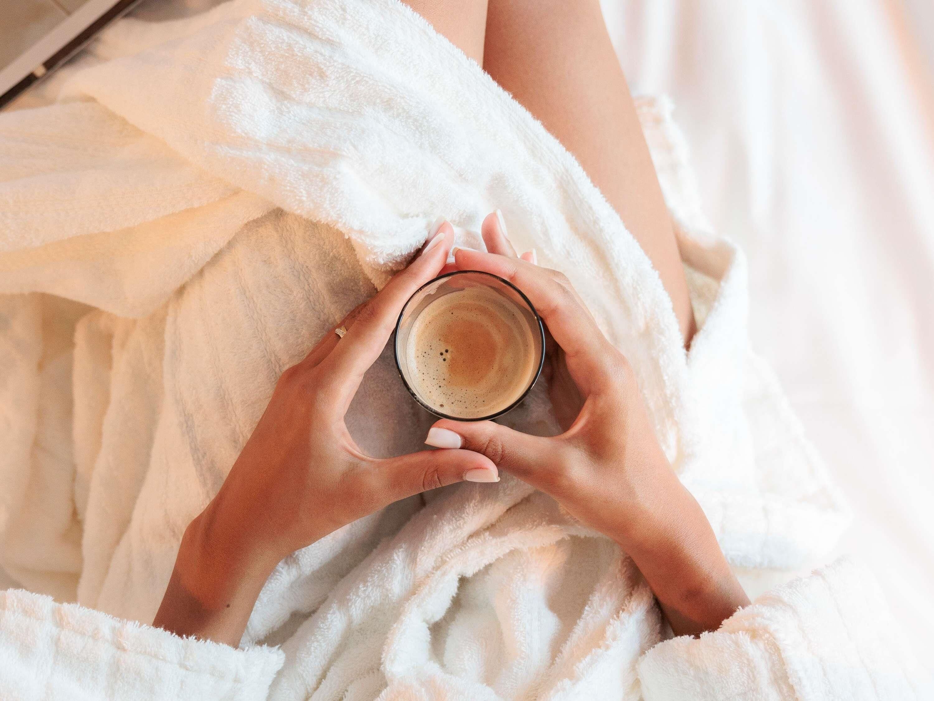 Roupas de cama premium, cofres nos quartos, cortinas blackout