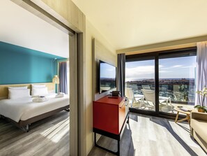 Suite junior, 1 cama de matrimonio grande con sofá cama, terraza, vistas al mar (Riviera) | 1 dormitorio, ropa de cama de alta calidad, caja fuerte