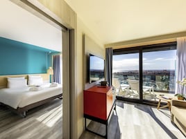 Suite junior, 1 cama de matrimonio grande con sofá cama, terraza, vistas al mar (Riviera) | Ropa de cama de alta calidad, caja fuerte, cortinas opacas