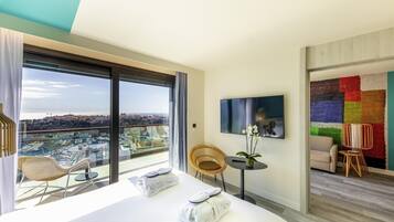 Suite Junior, 1 très grand lit et 1 canapé-lit, terrasse, vue mer (Riviera) | Literie de qualité supérieure, coffres-forts dans les chambres