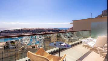Suite Junior, 1 très grand lit et 1 canapé-lit, terrasse, vue mer (Riviera) | 1 chambre, literie de qualité supérieure