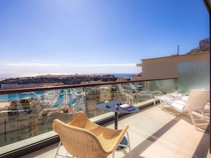 Suite junior, 1 cama de matrimonio grande con sofá cama, terraza, vistas al mar (Riviera) | 1 dormitorio, ropa de cama de alta calidad, caja fuerte