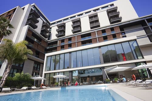 Una piscina al aire libre, tumbonas