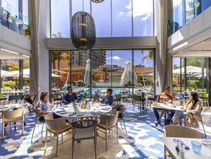 Frühstück, Mittagessen, mediterrane Küche, Blick auf den Pool 