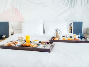 Premium bedding, in-room safe, blackout drapes, soundproofing
