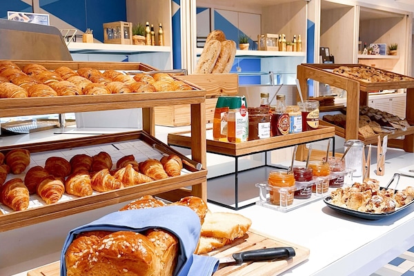 Daily buffet breakfast (EUR 25 per person)
