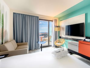 Habitación ejecutiva, 1 cama doble con sofá cama, balcón, vistas al mar (Riviera) | 1 dormitorio, ropa de cama de alta calidad, caja fuerte