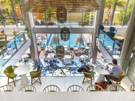 Breakfast, lunch, dinner and brunch served . Hotel Novotel Monte Carlo