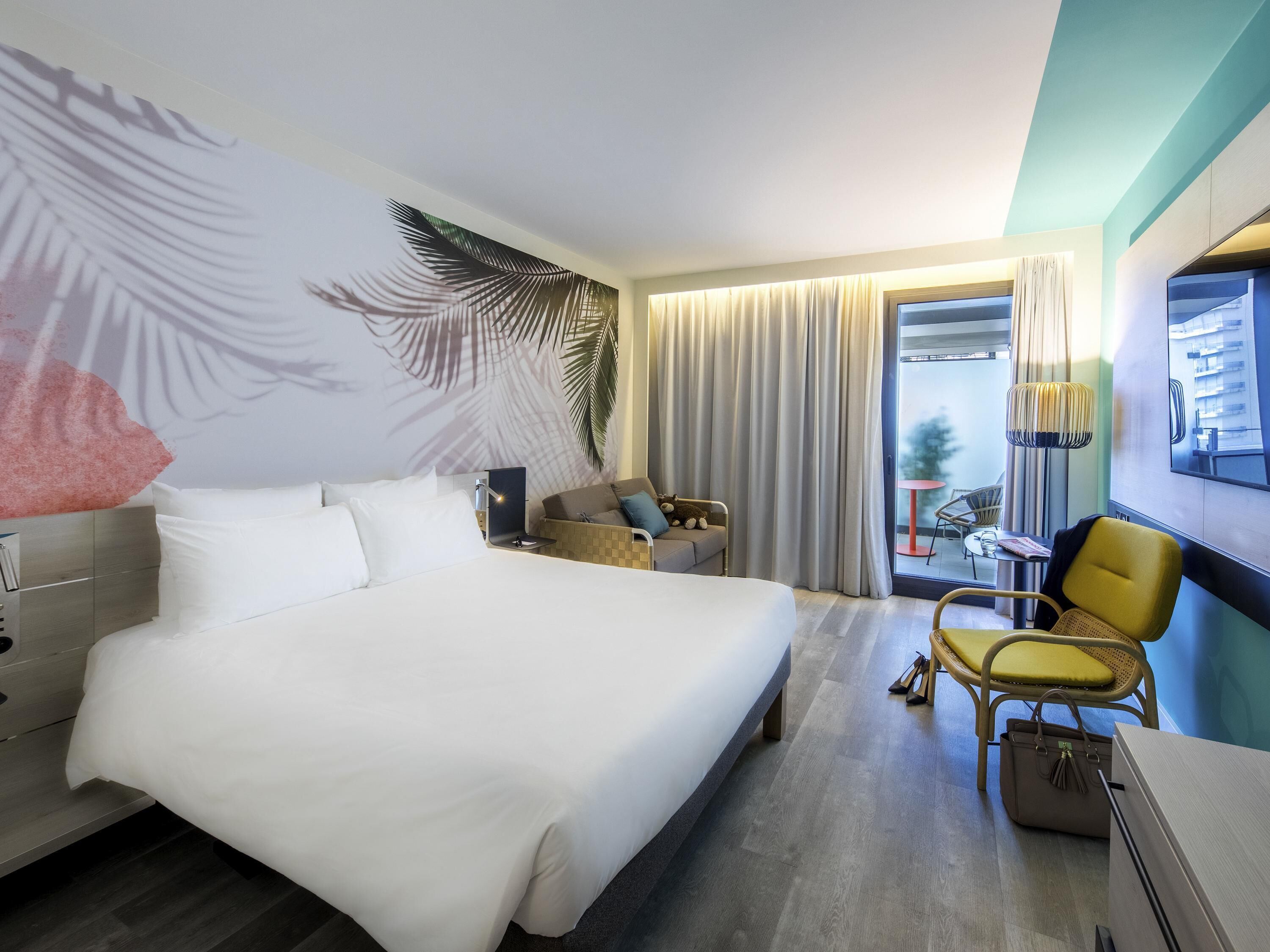 Habitación superior, 1 cama doble con sofá cama (Riviera Garden) | Ropa de cama de alta calidad, caja fuerte, cortinas opacas