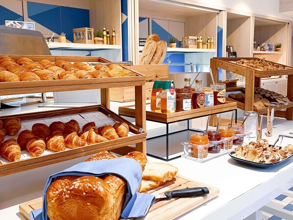 Tägliches Frühstücksbuffet (25 EUR pro Person)