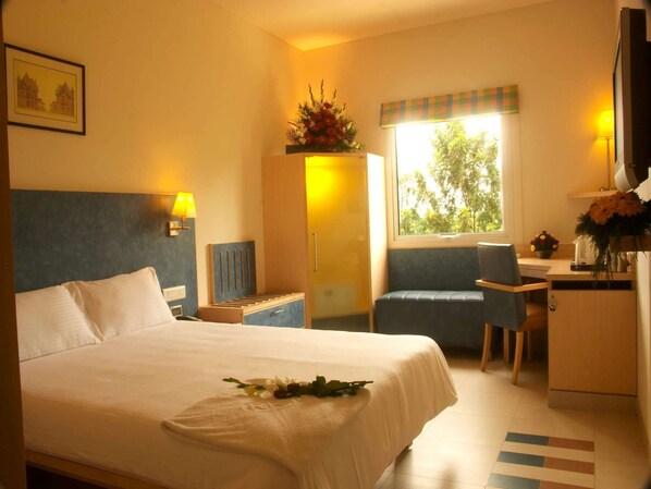 Premium bedding, minibar, in-room safe, desk - Radha Hometel Whitefield (Bengaluru)