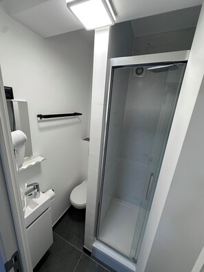 Een douche, gratis toiletartikelen, een haardroger, handdoeken