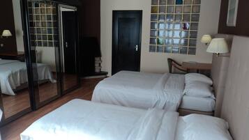 In-room safe, desk, soundproofing, free WiFi