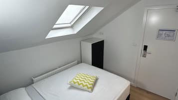 Tweepersoonskamer | Een kluis op de kamer, een bureau, geluiddichte muren, gratis wifi