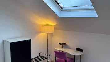 Vierpersoonskamer | Een kluis op de kamer, een bureau, geluiddichte muren, gratis wifi