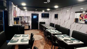 Petit déjeuner buffet (15 EUR par personne)