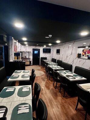 매일 뷔페 아침 식사(1인당 EUR 15)