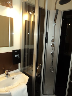 Ducha, artículos de tocador gratuitos, secador de pelo, toallas