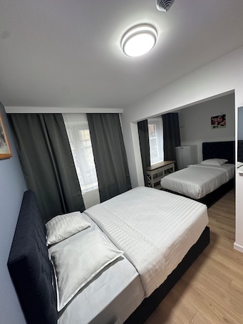 Dreibettzimmer | Zimmersafe, Schreibtisch, schallisolierte Zimmer, kostenloses WLAN. Hotel Albert