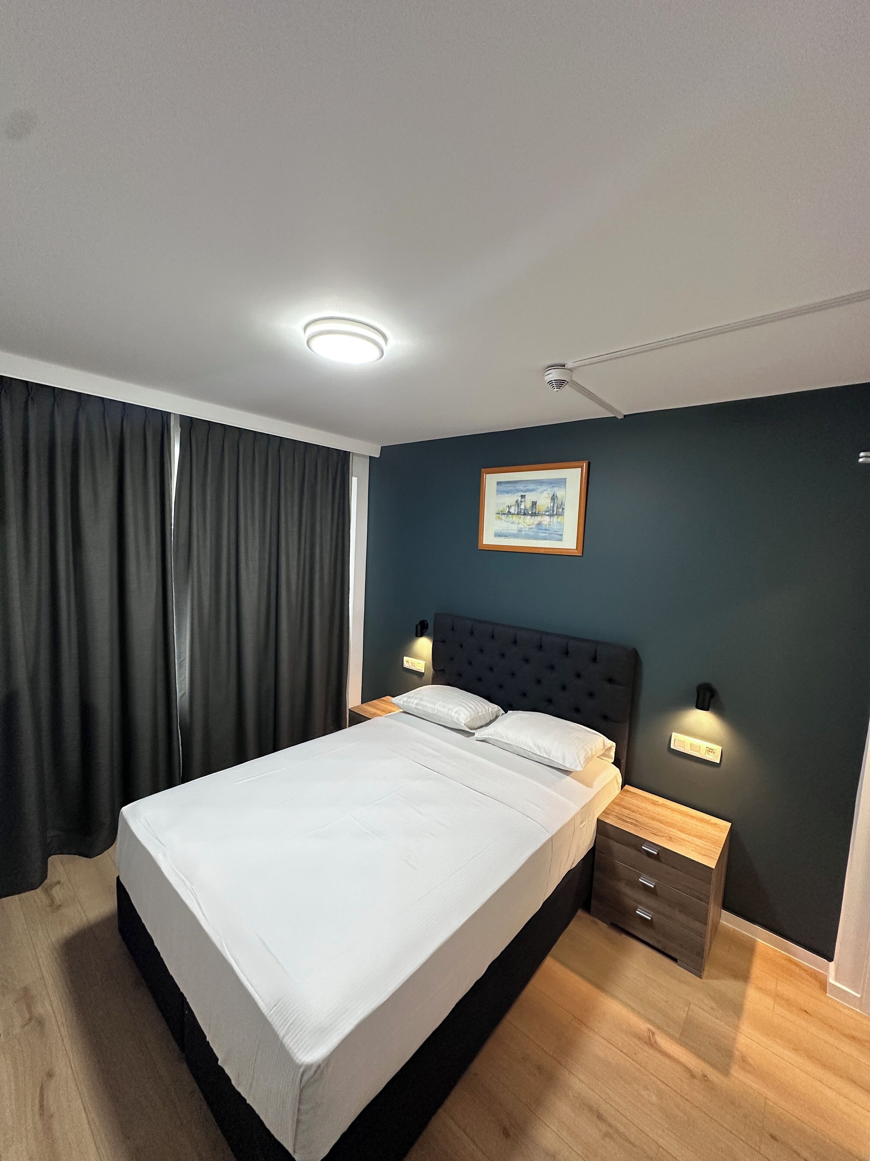 双人房 | 客房内保险箱、办公桌、隔音、免费 WiFi