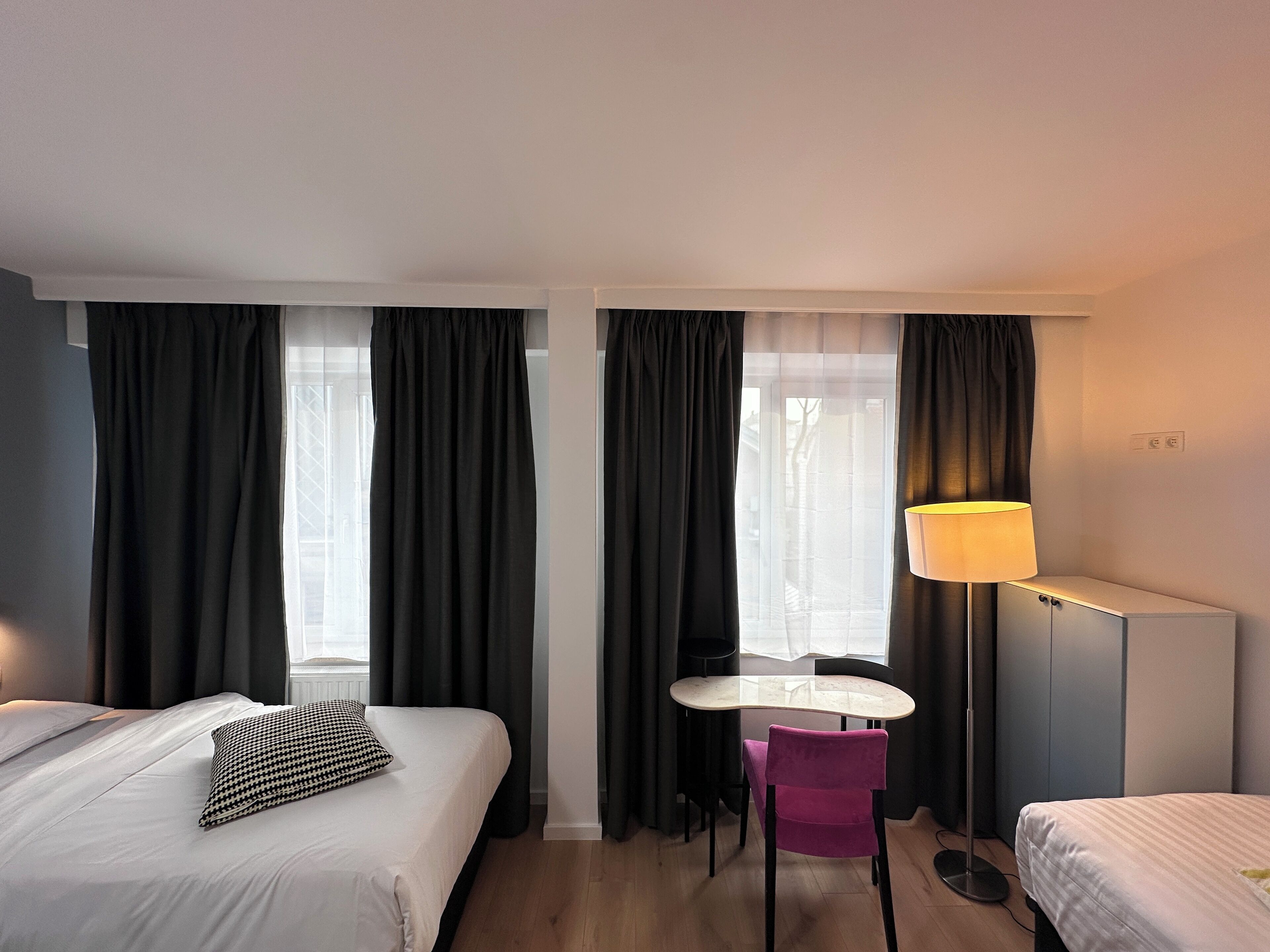 三人房 | 客房内保险箱、办公桌、隔音、免费 WiFi