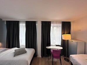 三人房 | 客房内保险箱、办公桌、隔音、免费 WiFi