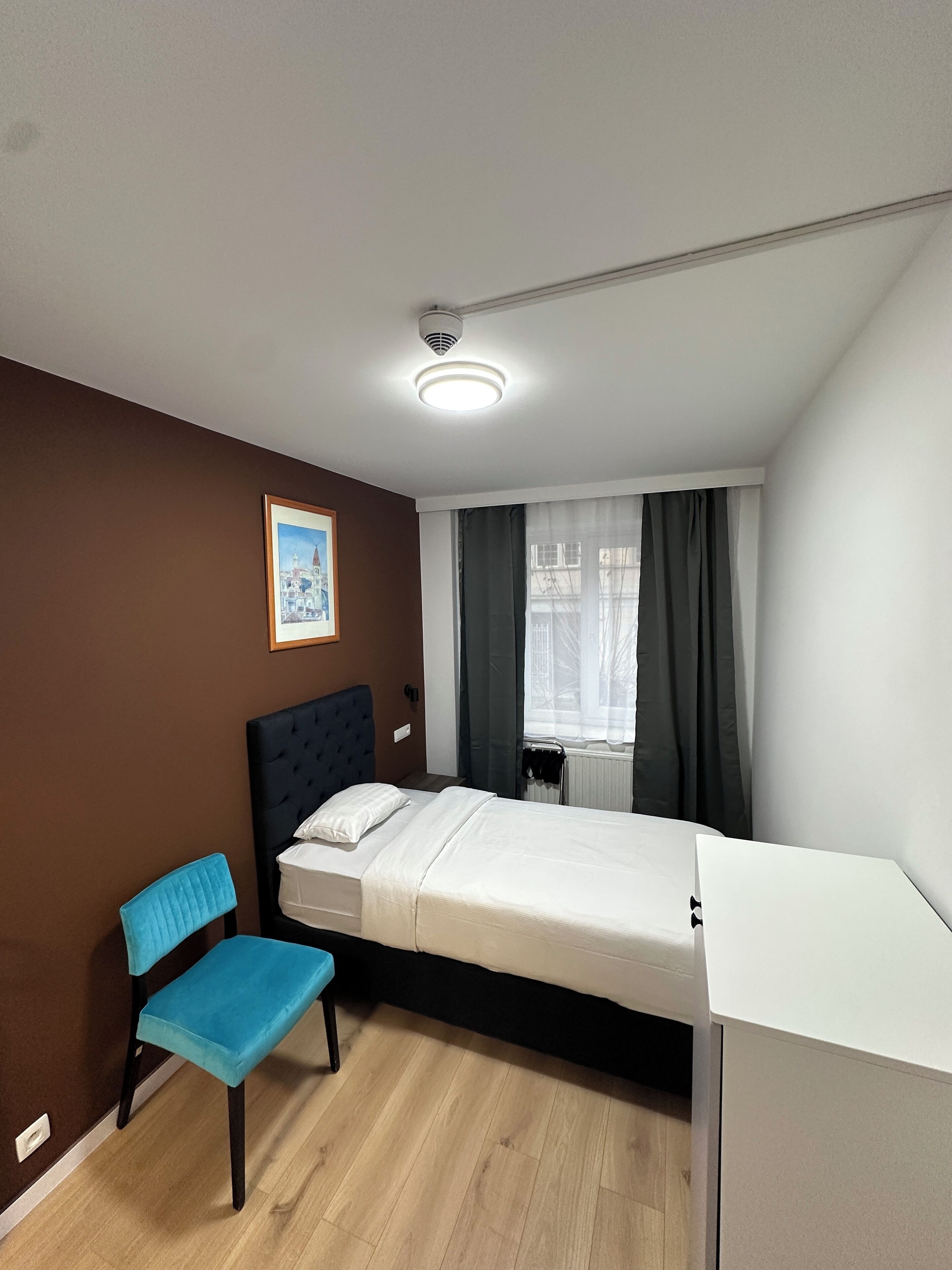 单人房 | 客房内保险箱、办公桌、隔音、免费 WiFi