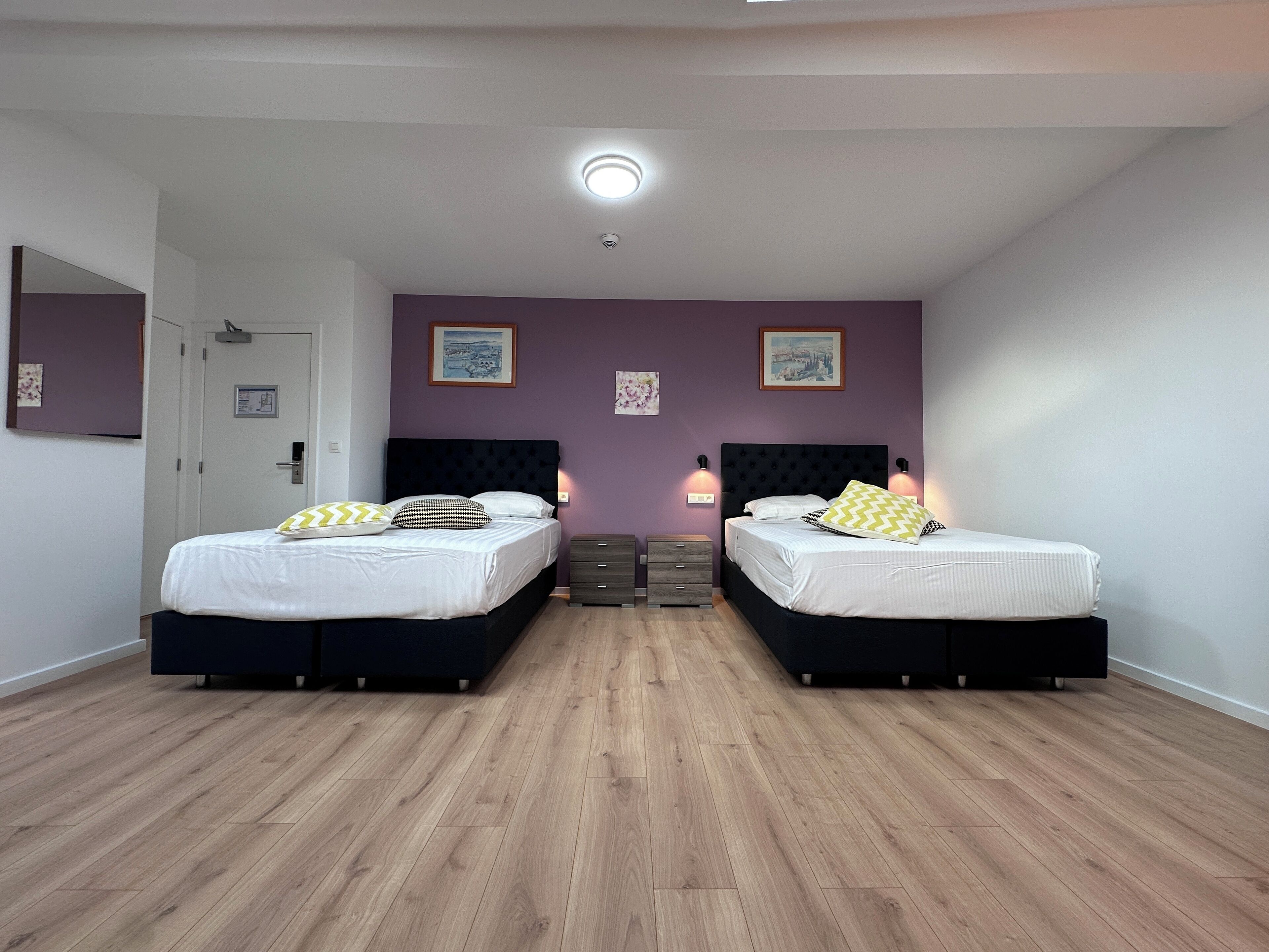 四人房 | 客房内保险箱、办公桌、隔音、免费 WiFi